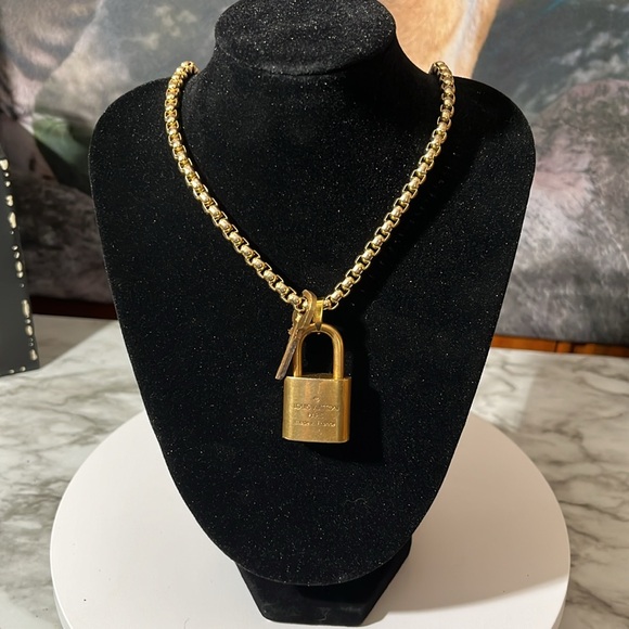 STACK! LOUIS VUITTON LOCK AND KEY #307 WITH GOLD PLATED STAINLESS STEEL CHAIN. - Picture 6 of 16